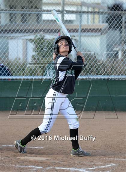 Thumbnail 2 in Dinuba vs. Tehachapi photogallery.