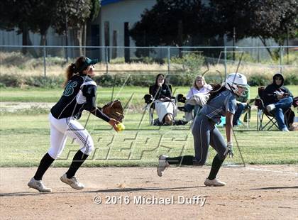 Thumbnail 2 in Dinuba vs. Tehachapi photogallery.