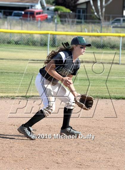 Thumbnail 2 in Dinuba vs. Tehachapi photogallery.
