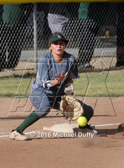Thumbnail 2 in Dinuba vs. Tehachapi photogallery.