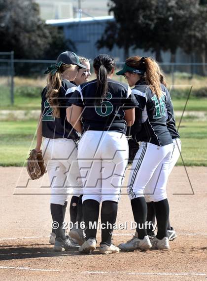 Thumbnail 2 in Dinuba vs. Tehachapi photogallery.