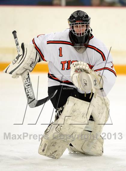 Thumbnail 2 in Glastonbury vs. Ridgefield (West Haven Christmas Tournament) photogallery.