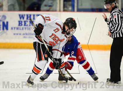 Thumbnail 1 in Glastonbury vs. Ridgefield (West Haven Christmas Tournament) photogallery.