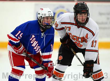Thumbnail 3 in Glastonbury vs. Ridgefield (West Haven Christmas Tournament) photogallery.