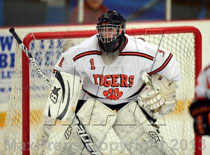 Thumbnail 3 in Glastonbury vs. Ridgefield (West Haven Christmas Tournament) photogallery.