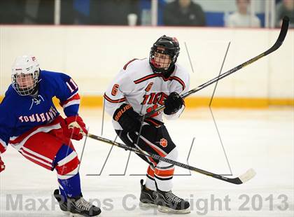Thumbnail 2 in Glastonbury vs. Ridgefield (West Haven Christmas Tournament) photogallery.