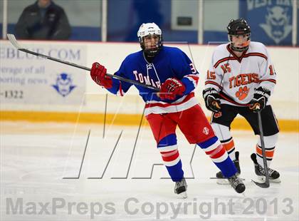 Thumbnail 1 in Glastonbury vs. Ridgefield (West Haven Christmas Tournament) photogallery.