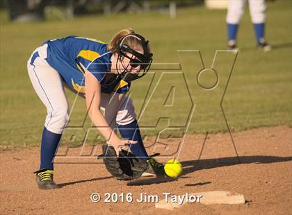 Thumbnail 3 in Lipan softball @ Santo photogallery.