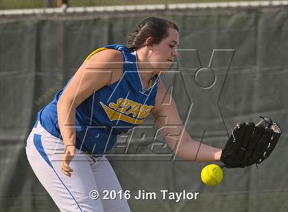 Thumbnail 2 in Lipan softball @ Santo photogallery.