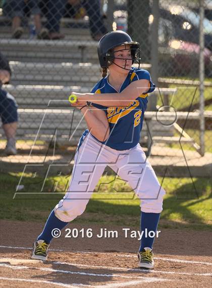 Thumbnail 2 in Lipan softball @ Santo photogallery.