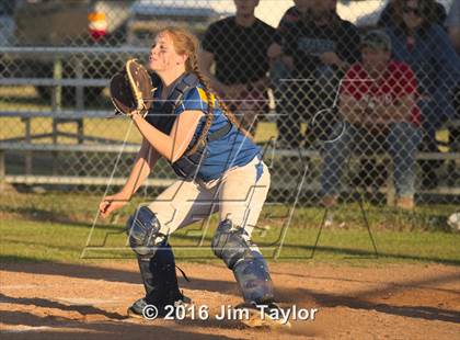 Thumbnail 2 in Lipan softball @ Santo photogallery.