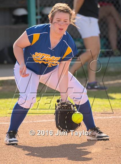 Thumbnail 2 in Lipan softball @ Santo photogallery.