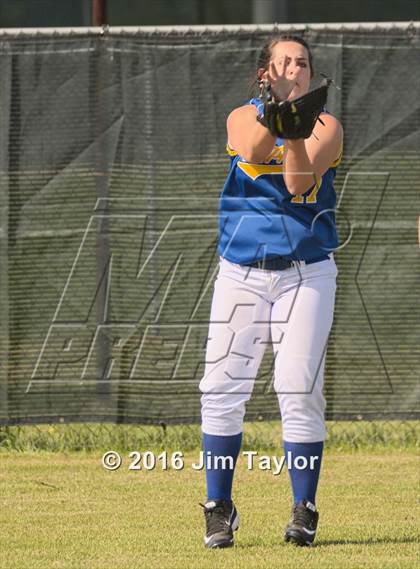 Thumbnail 3 in Lipan softball @ Santo photogallery.