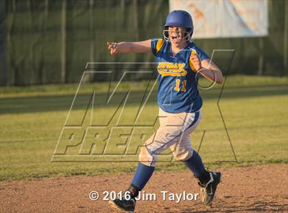 Thumbnail 1 in Lipan softball @ Santo photogallery.