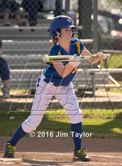 Thumbnail 2 in Lipan softball @ Santo photogallery.