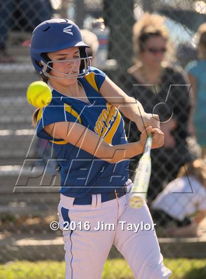 Thumbnail 2 in Lipan softball @ Santo photogallery.