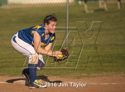 Thumbnail 2 in Lipan softball @ Santo photogallery.