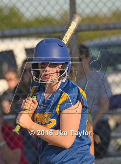 Thumbnail 2 in Lipan softball @ Santo photogallery.