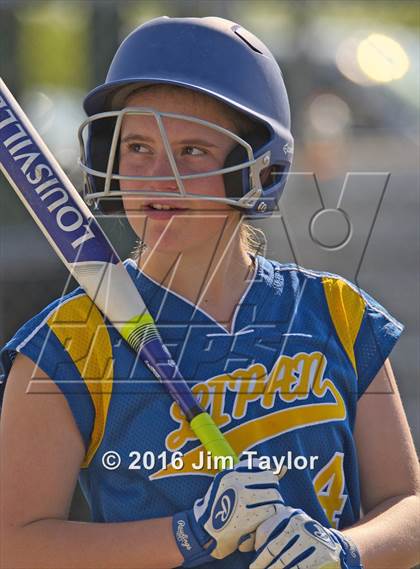 Thumbnail 3 in Lipan softball @ Santo photogallery.