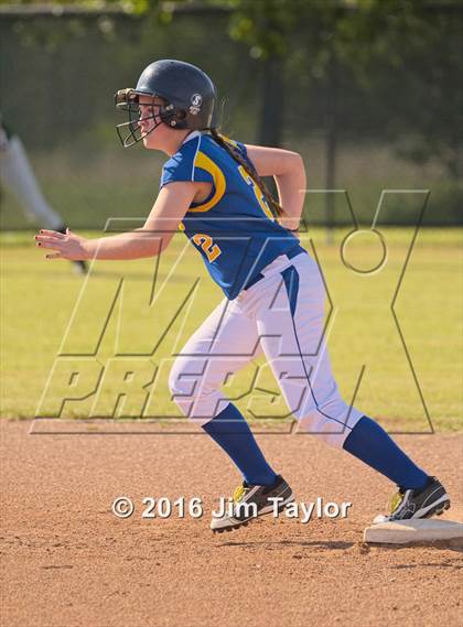 Thumbnail 2 in Lipan softball @ Santo photogallery.