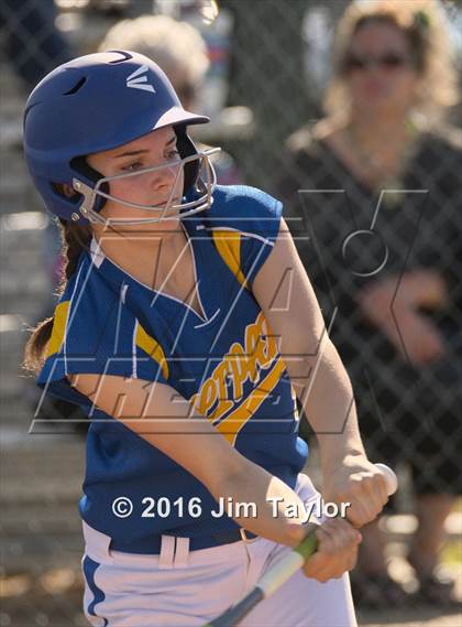 Thumbnail 2 in Lipan softball @ Santo photogallery.