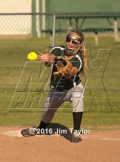 Thumbnail 2 in Lipan softball @ Santo photogallery.