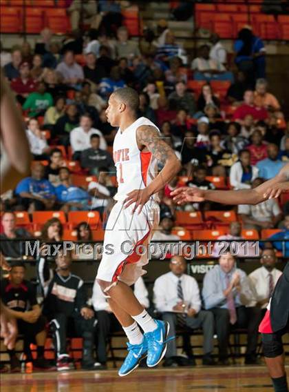 Thumbnail 2 in Bowie vs. Cedar Hill (5A Regional Semifinal Playoff) photogallery.