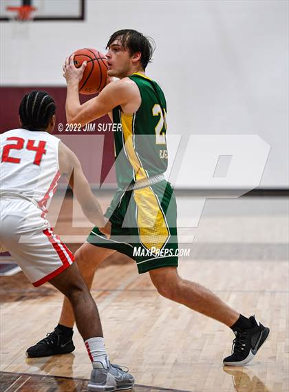 Thumbnail 1 in Lake Belton vs Lexington (Cameron Chamber Christmas Classic) photogallery.