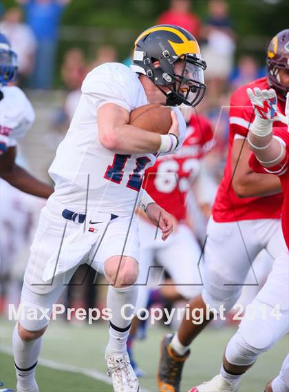 Thumbnail 2 in Phil Simms All-Star Football Classic (North vs. South) photogallery.