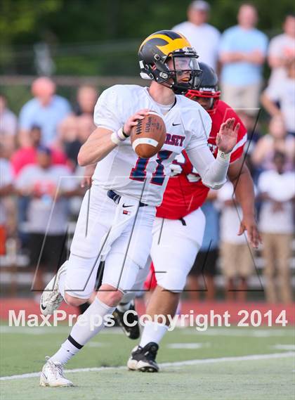 Thumbnail 3 in Phil Simms All-Star Football Classic (North vs. South) photogallery.