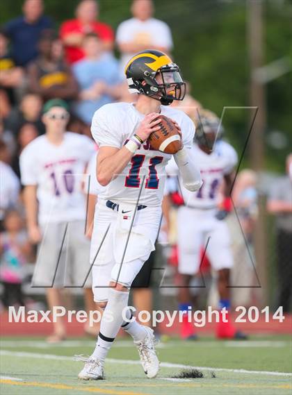 Thumbnail 2 in Phil Simms All-Star Football Classic (North vs. South) photogallery.