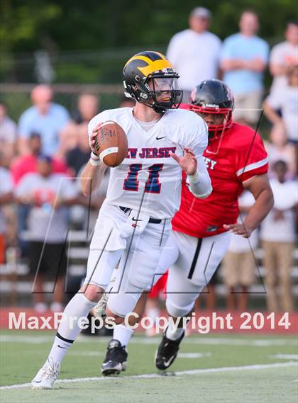 Thumbnail 2 in Phil Simms All-Star Football Classic (North vs. South) photogallery.