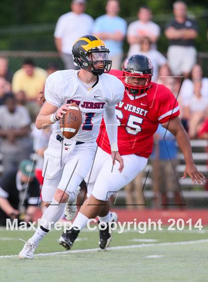 Thumbnail 2 in Phil Simms All-Star Football Classic (North vs. South) photogallery.