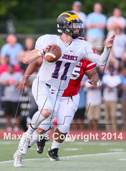 Thumbnail 1 in Phil Simms All-Star Football Classic (North vs. South) photogallery.