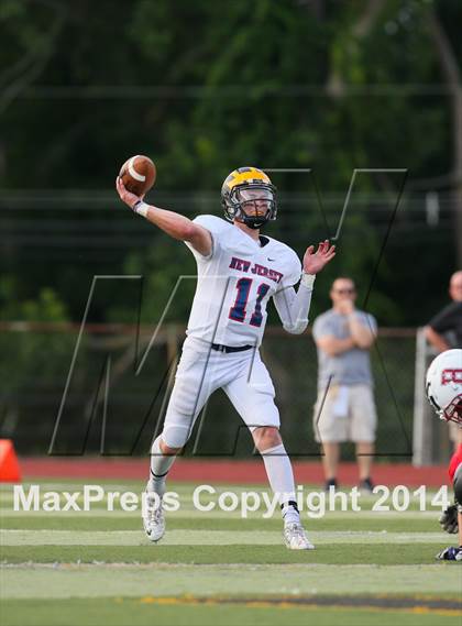 Thumbnail 2 in Phil Simms All-Star Football Classic (North vs. South) photogallery.