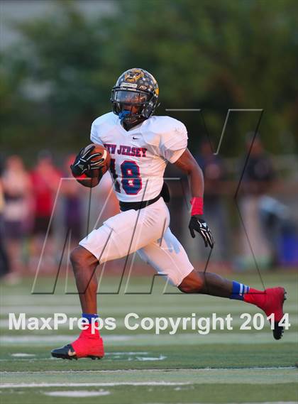 Thumbnail 1 in Phil Simms All-Star Football Classic (North vs. South) photogallery.
