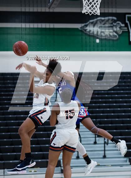 Thumbnail 3 in Midway vs Sachse (UIL 6A Area Playoff) photogallery.