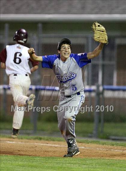 Thumbnail 3 in Lyons vs. Cuba-Rushford (Section 5 Class C Final) photogallery.