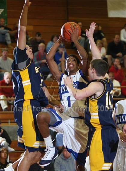 Thumbnail 2 in Windward vs. Bellevue (MaxPreps Holiday Classic) photogallery.