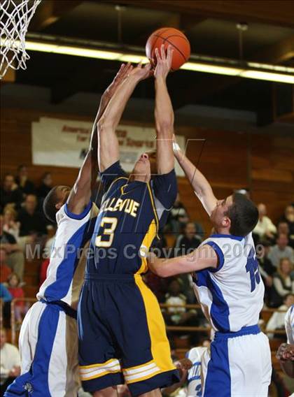 Thumbnail 2 in Windward vs. Bellevue (MaxPreps Holiday Classic) photogallery.