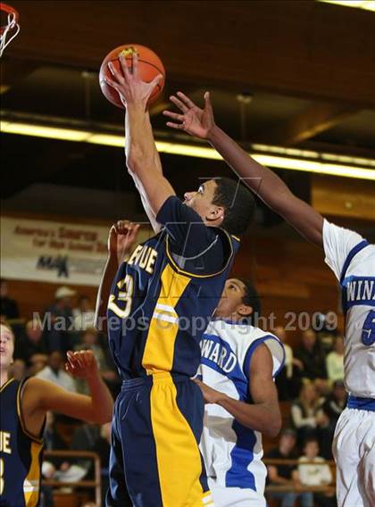 Thumbnail 2 in Windward vs. Bellevue (MaxPreps Holiday Classic) photogallery.