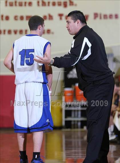 Thumbnail 1 in Windward vs. Bellevue (MaxPreps Holiday Classic) photogallery.