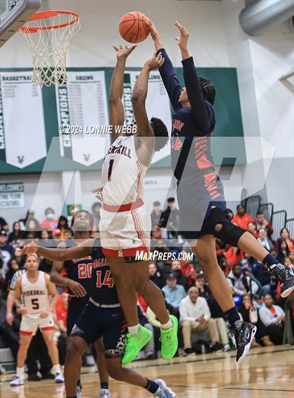Thumbnail 3 in Binghamton vs. Peekskill (NYSPHSAA Class AA Regional Semifinal) photogallery.