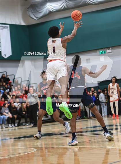 Thumbnail 2 in Binghamton vs. Peekskill (NYSPHSAA Class AA Regional Semifinal) photogallery.