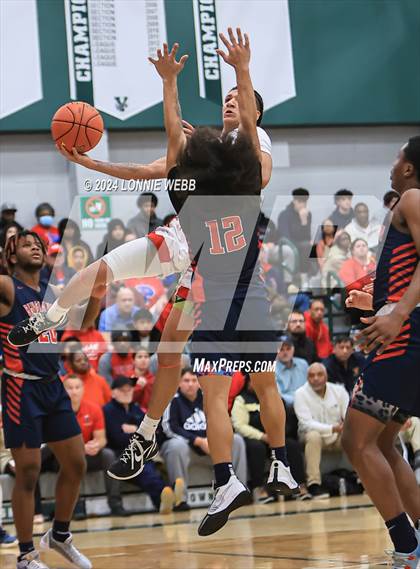 Thumbnail 2 in Binghamton vs. Peekskill (NYSPHSAA Class AA Regional Semifinal) photogallery.