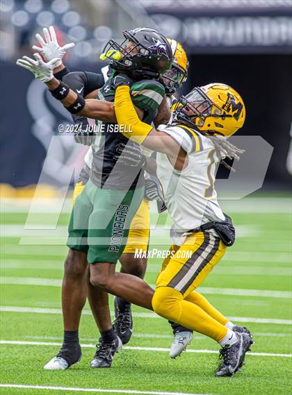 Thumbnail 2 in Fort Bend Marshall vs. Iowa Colony (UIL 5A- D2 Football Regional Semi)  photogallery.