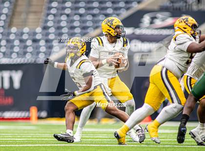Thumbnail 3 in Fort Bend Marshall vs. Iowa Colony (UIL 5A- D2 Football Regional Semi)  photogallery.