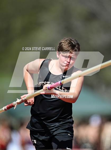 Thumbnail 2 in Eagle Relays (Pole Vault) photogallery.