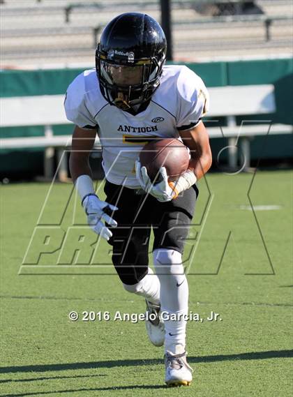 Thumbnail 1 in Antioch vs De La Salle photogallery.