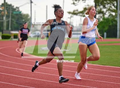 Thumbnail 2 in Northland Christian Relays (200M) photogallery.